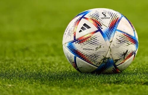 El balón: Medidas, presión, peso y normativa, Regla 2 del fútbol